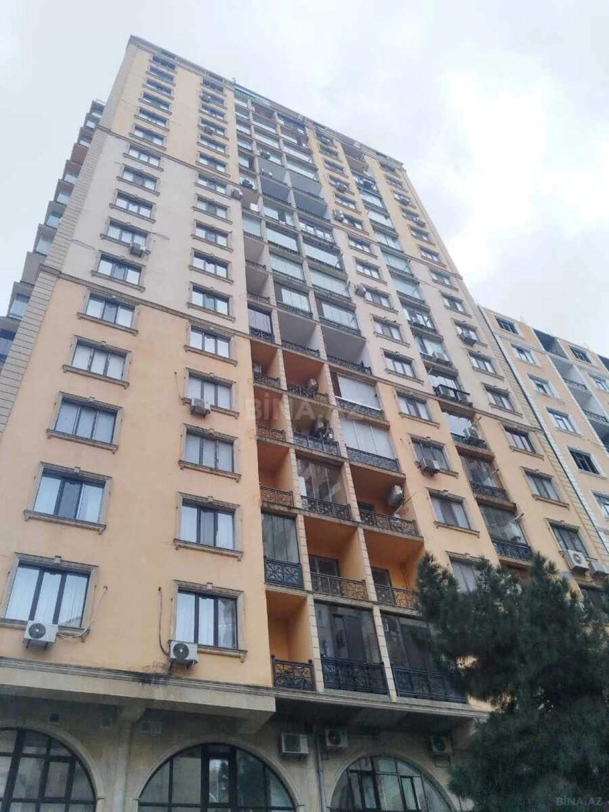 Satılır 3 otaqlı mənzil 138 m²