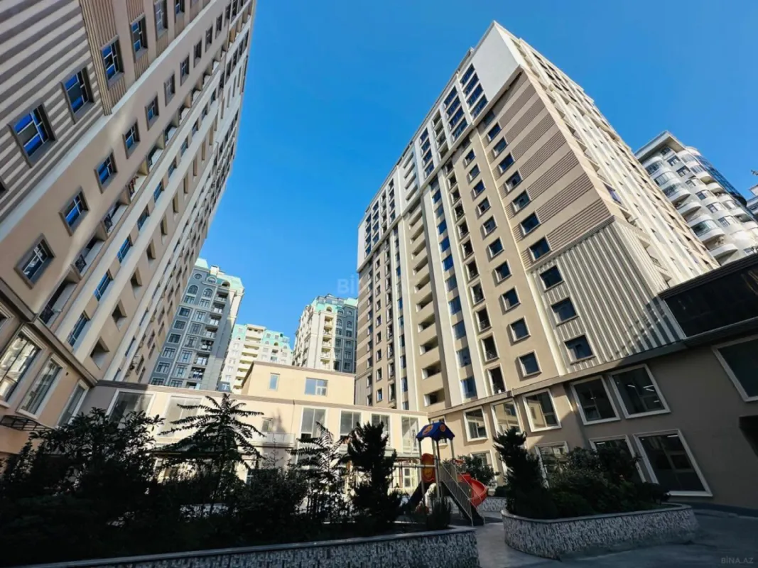 Satılır 5 otaqlı mənzil 233 m²