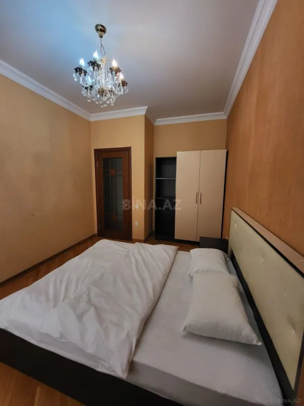 Satılır 4 otaqlı mənzil 200 m²