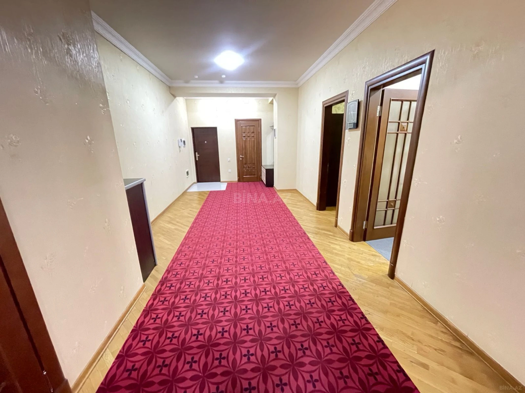 Satılır 4 otaqlı mənzil 200 m²