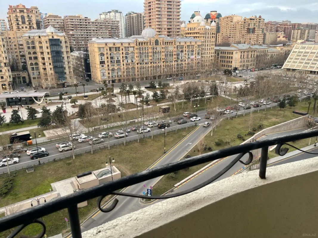 Satılır 4 otaqlı mənzil 200 m²