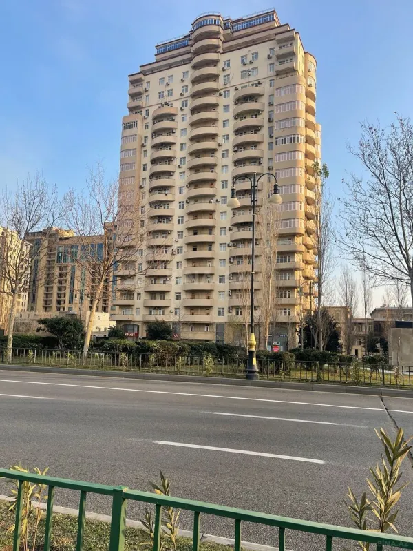 Satılır 4 otaqlı mənzil 200 m²