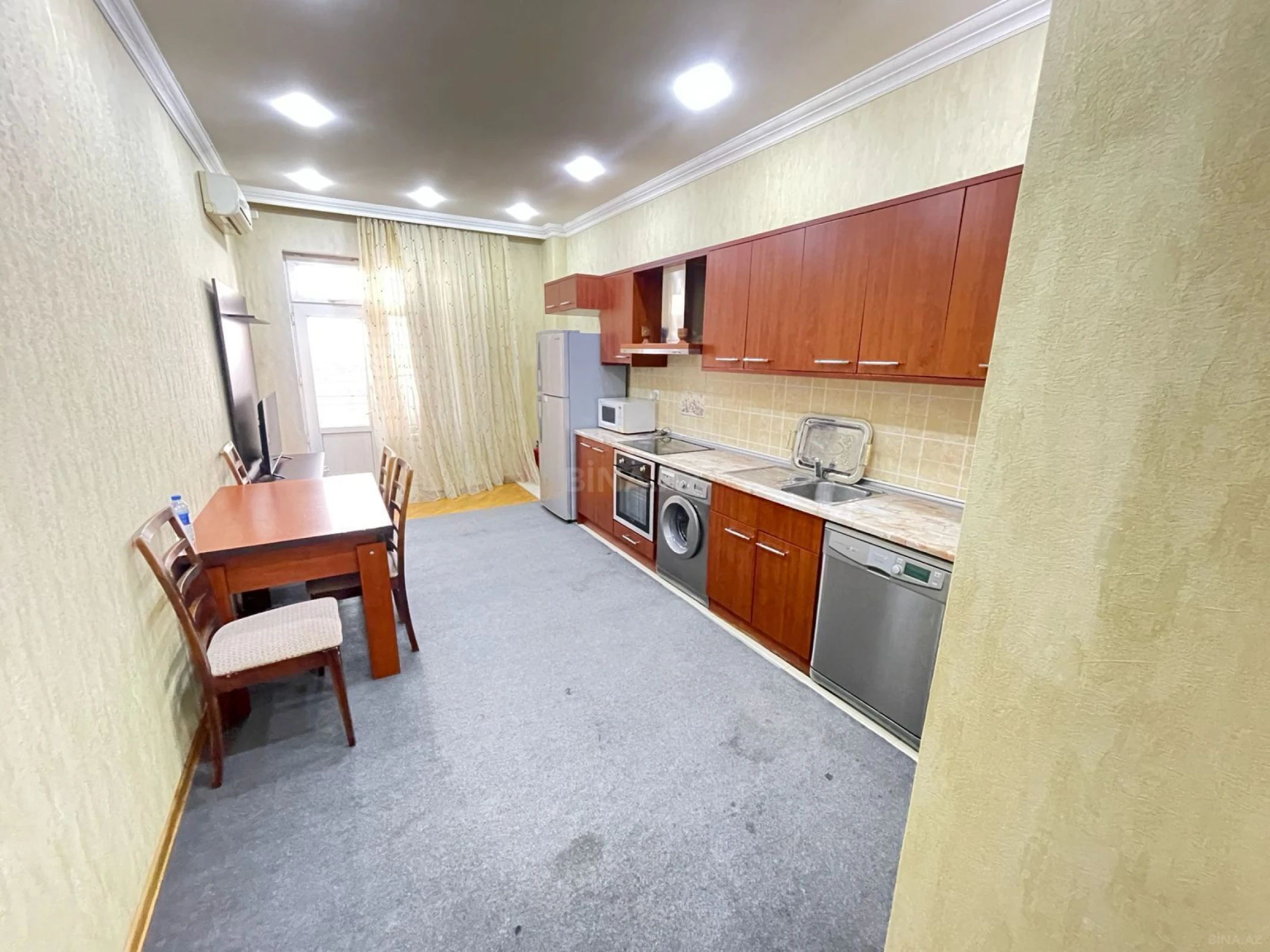 Satılır 4 otaqlı mənzil 200 m²