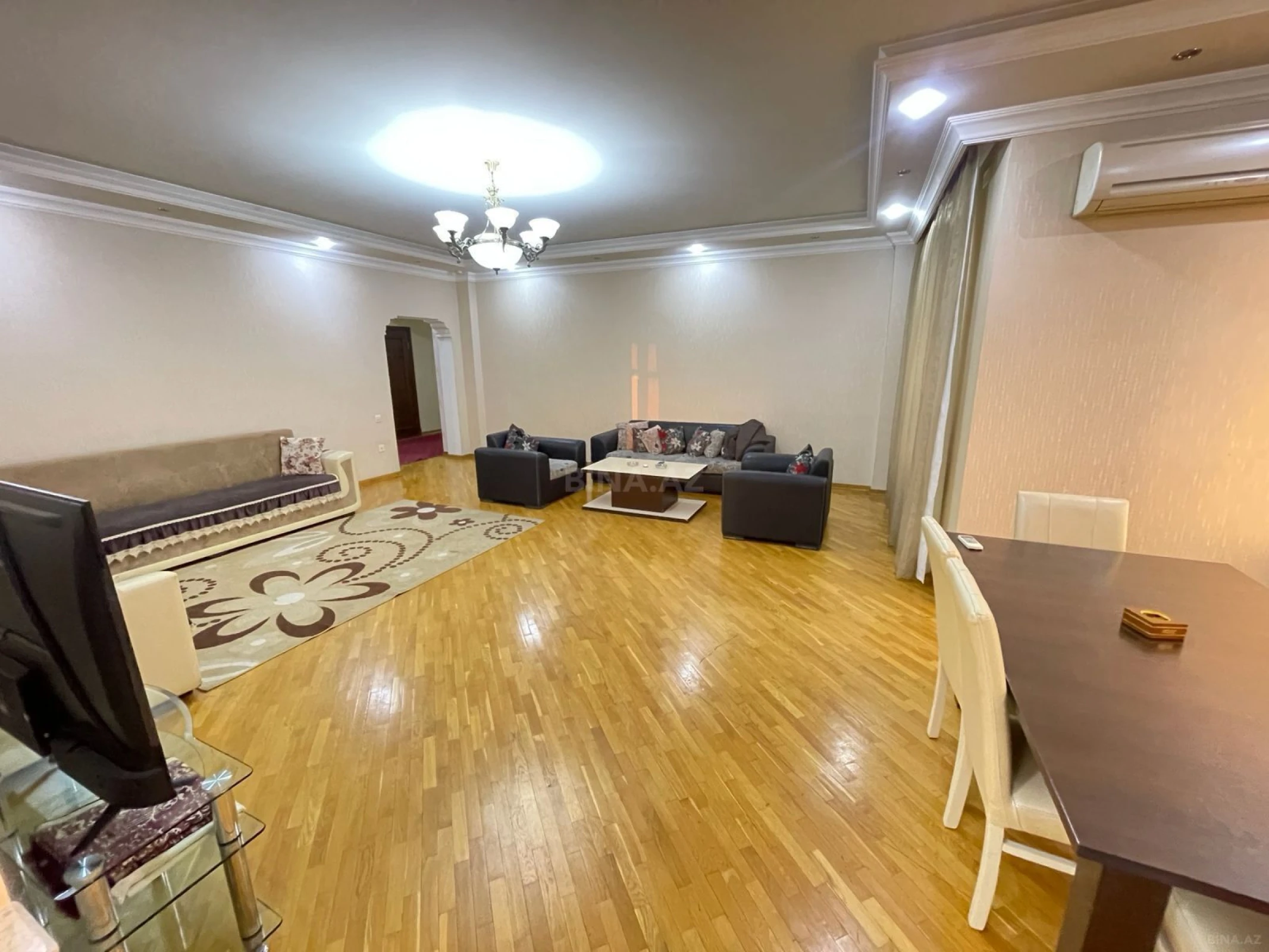 Satılır 4 otaqlı mənzil 200 m²