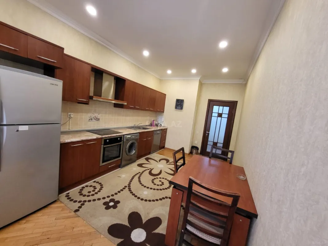 Satılır 4 otaqlı mənzil 200 m²