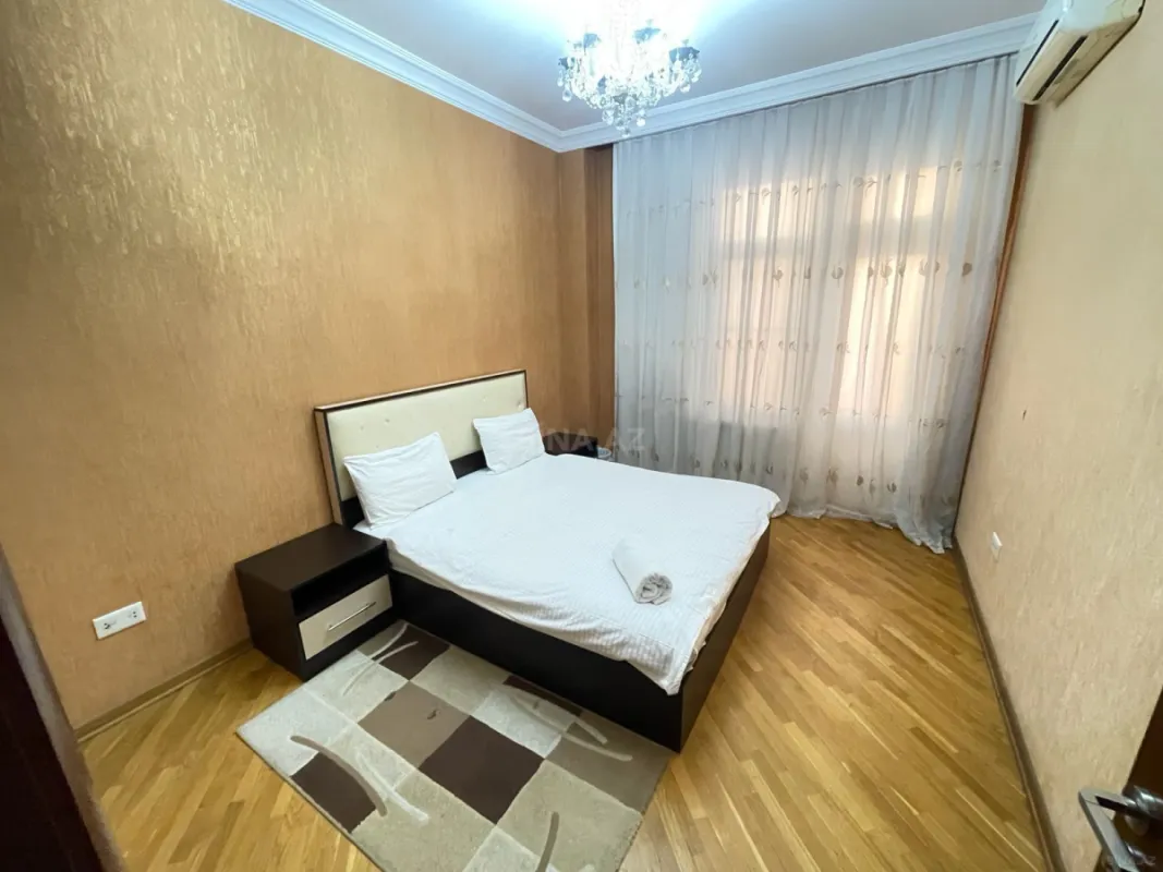 Satılır 4 otaqlı mənzil 200 m²