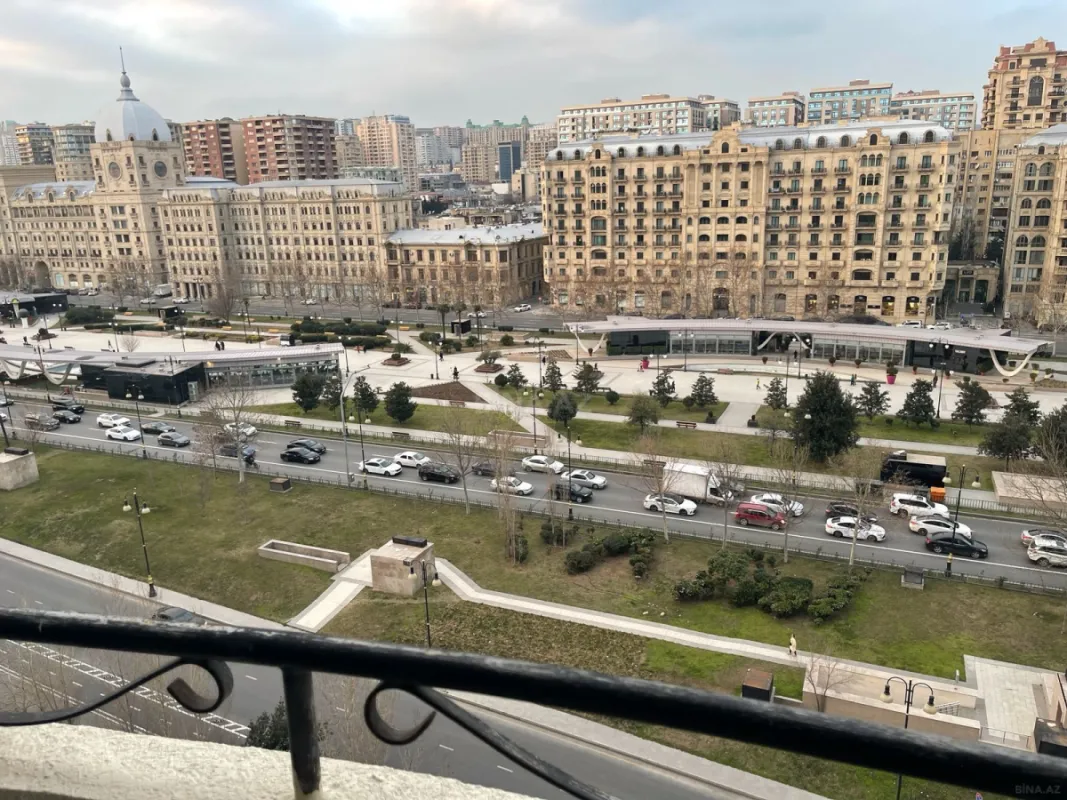Satılır 4 otaqlı mənzil 200 m²