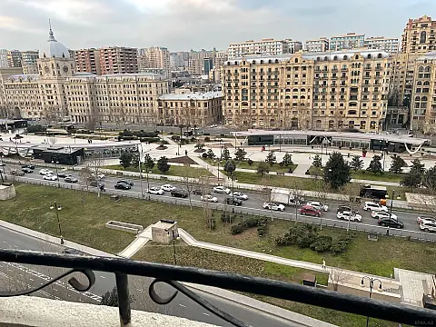 Satılır 4 otaqlı mənzil 200 m²