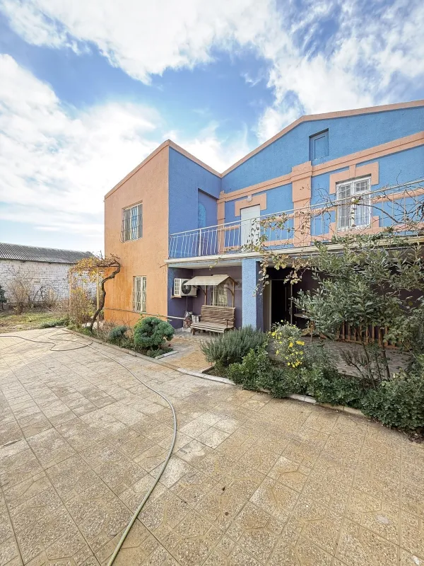 Satılır 5 otaqlı həyət evi 250 m²