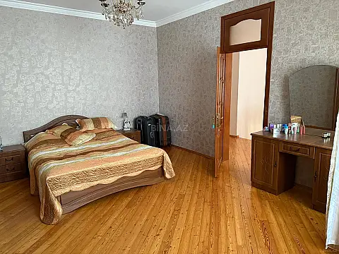 Satılır 5 otaqlı həyət evi 200 m²