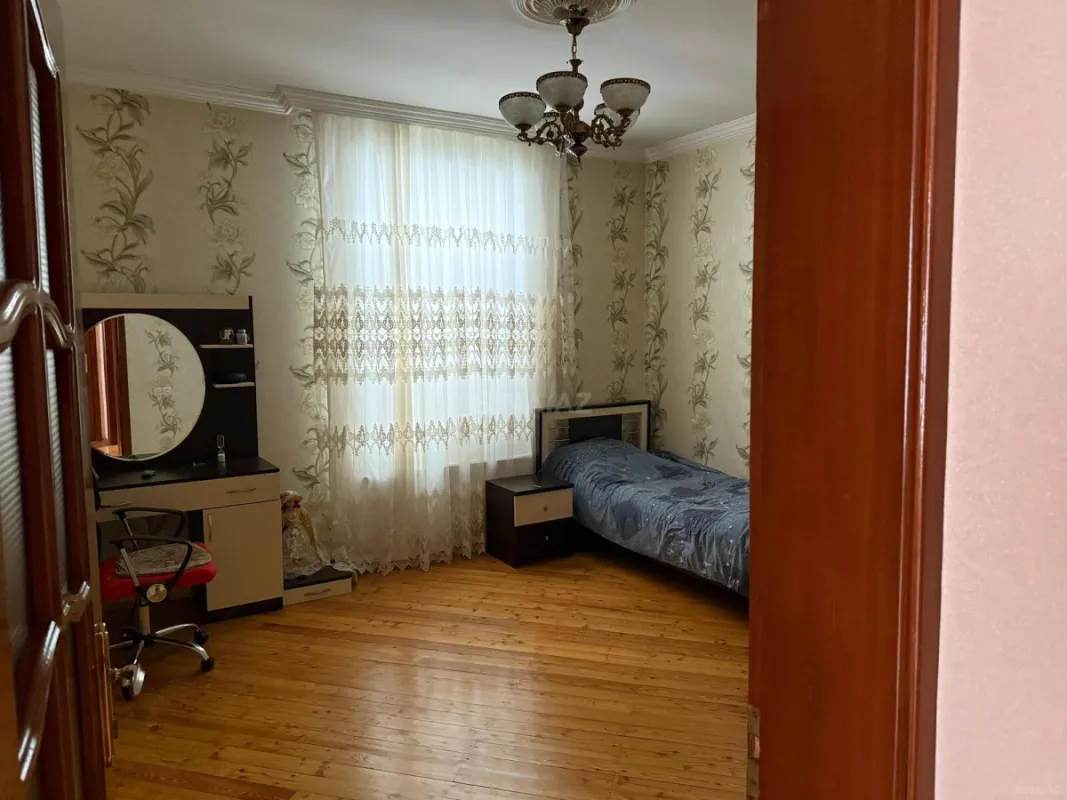 Satılır 5 otaqlı həyət evi 200 m²