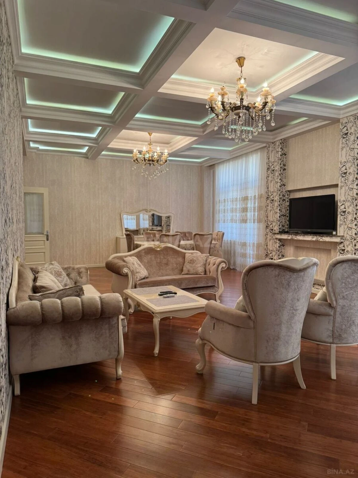 Kirayə verilir 4 otaqlı mənzil 180 m²