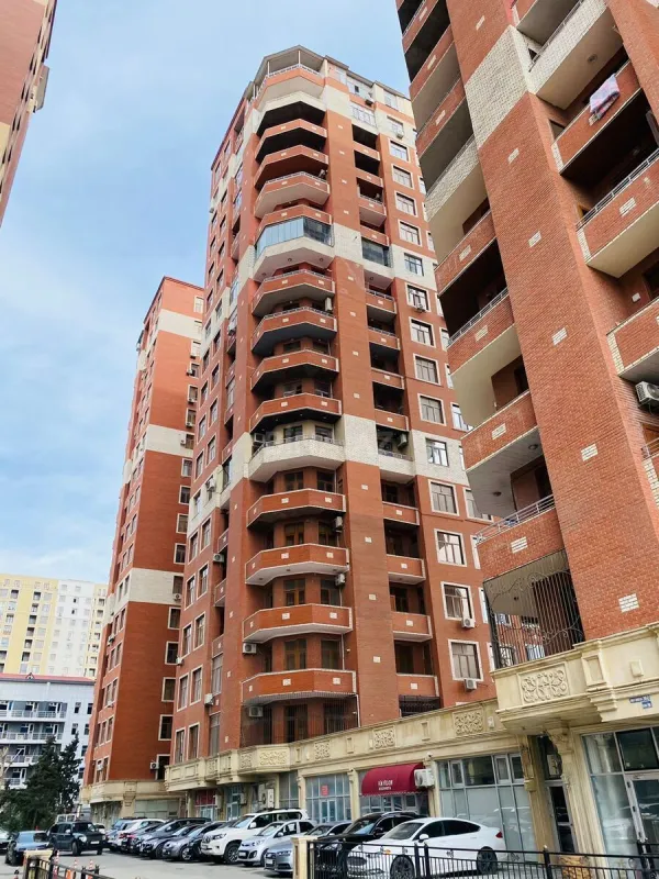 Kirayə verilir 4 otaqlı mənzil 180 m²