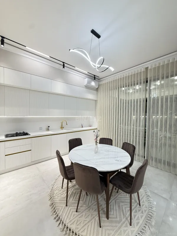 Satılır 5 otaqlı həyət evi 230 m²