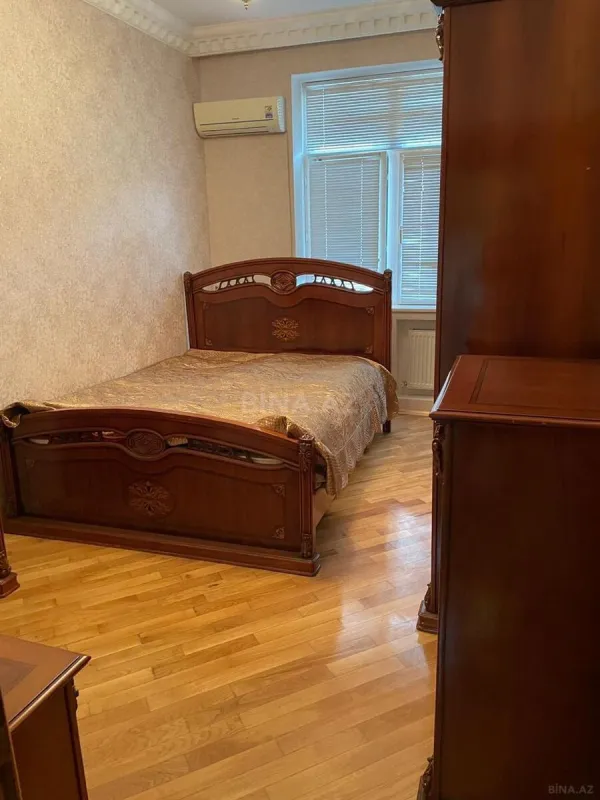 Satılır 4 otaqlı mənzil 140 m²