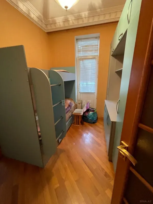 Satılır 4 otaqlı mənzil 140 m²