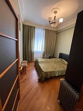 Satılır 4 otaqlı mənzil 140 m²