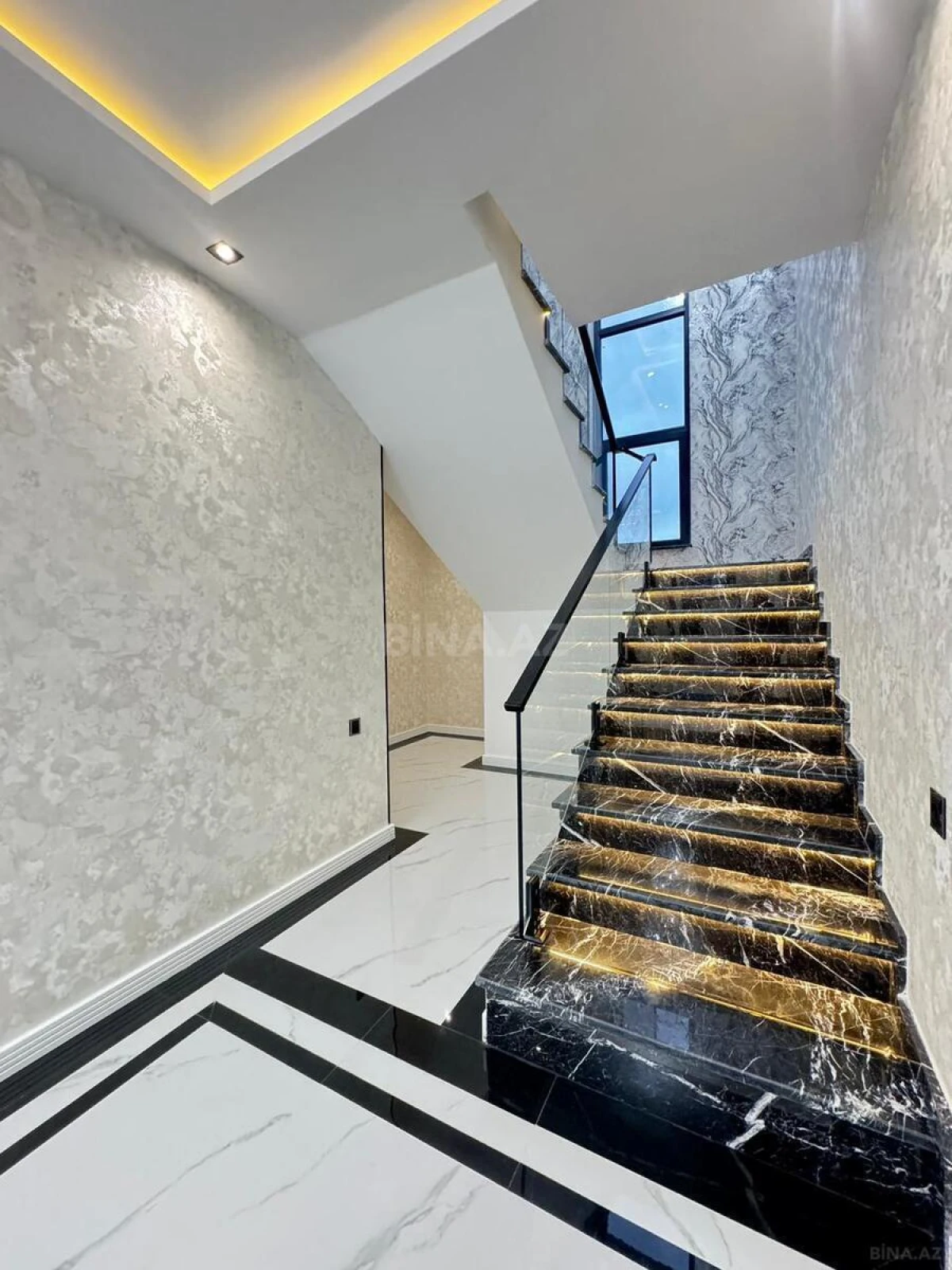 Satılır 6 otaqlı həyət evi 450 m²