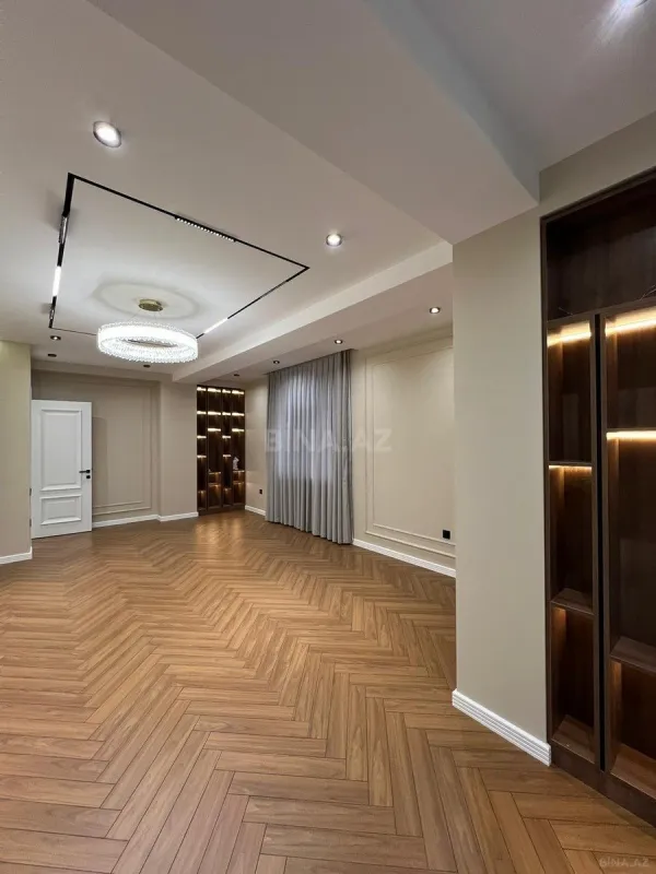 Satılır 4 otaqlı mənzil 140 m²
