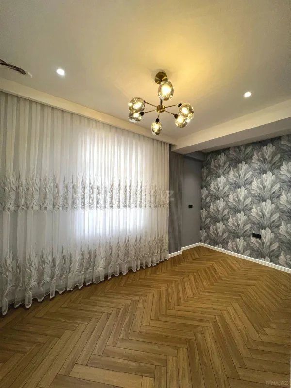 Satılır 4 otaqlı mənzil 140 m²