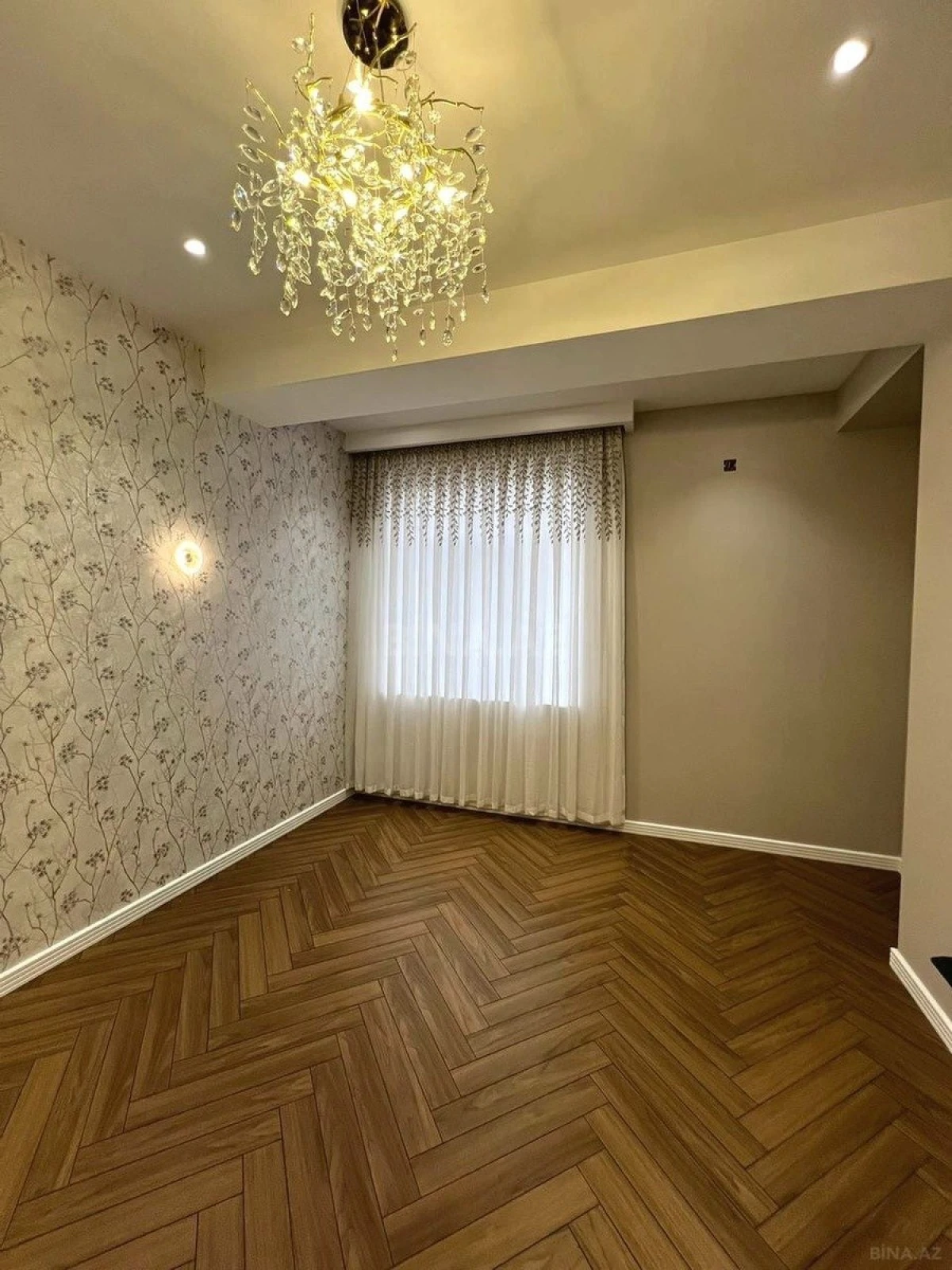 Satılır 4 otaqlı mənzil 140 m²