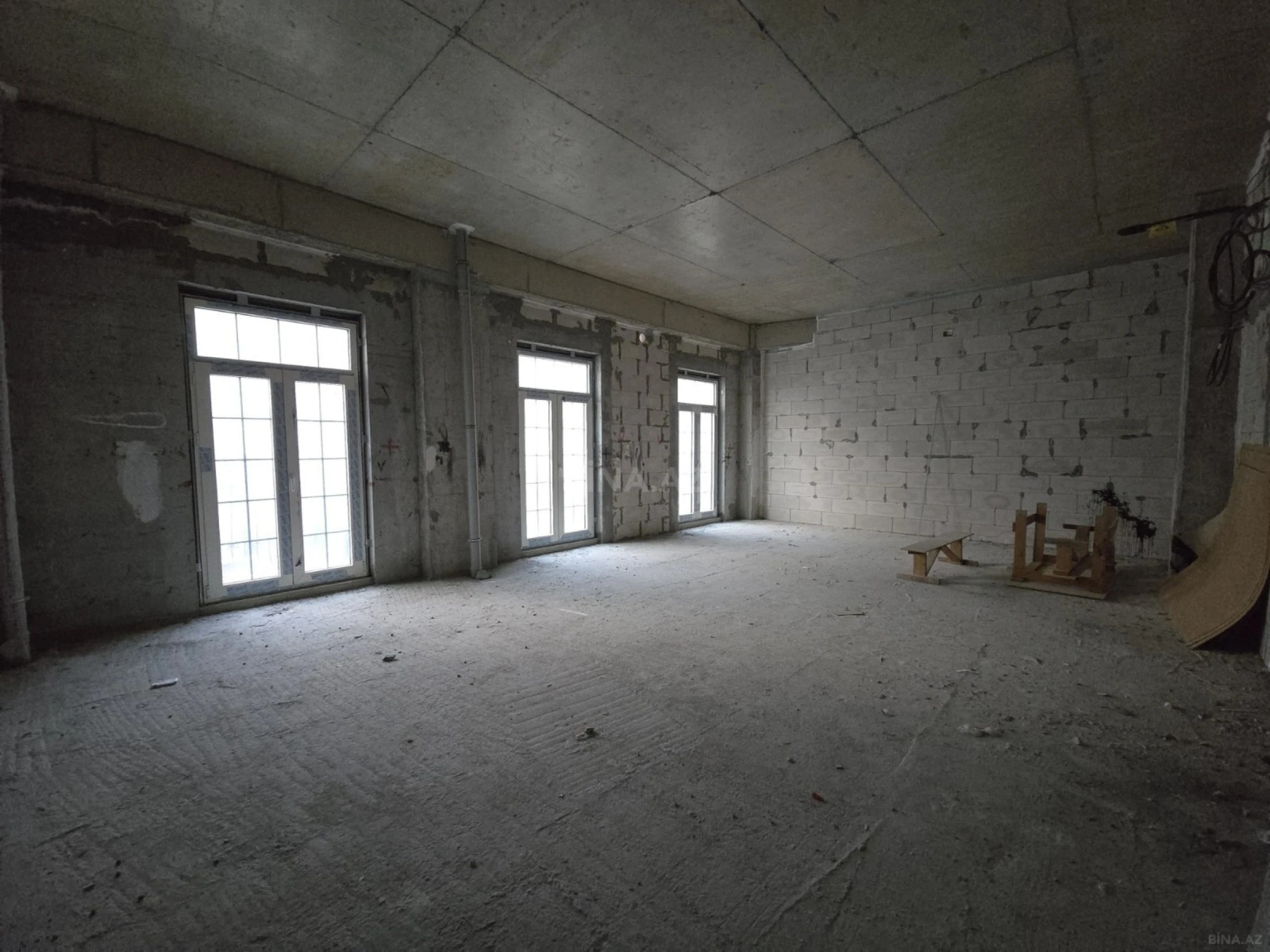 Satılır 5 otaqlı mənzil 177 m²