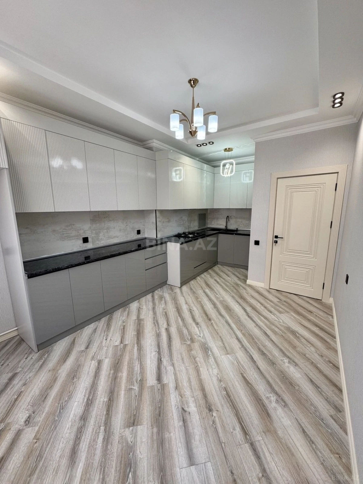 Satılır 3 otaqlı mənzil 98 m²