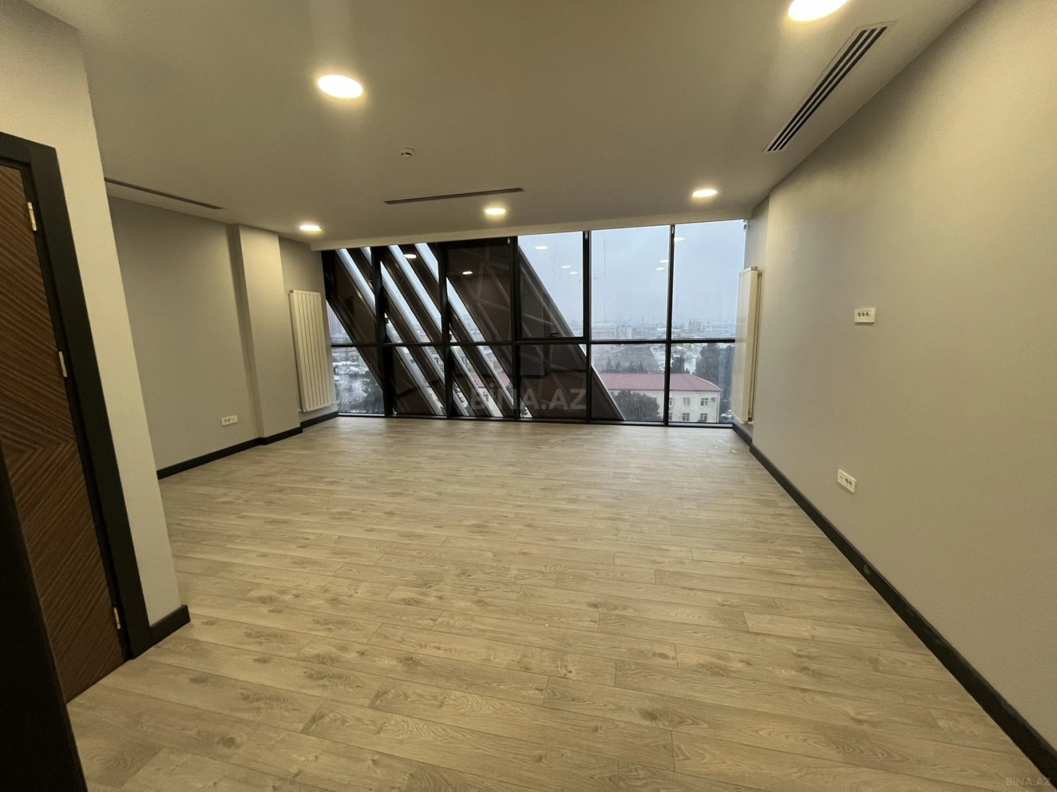 Kirayə verilir 2 otaqlı ofis 146 m²