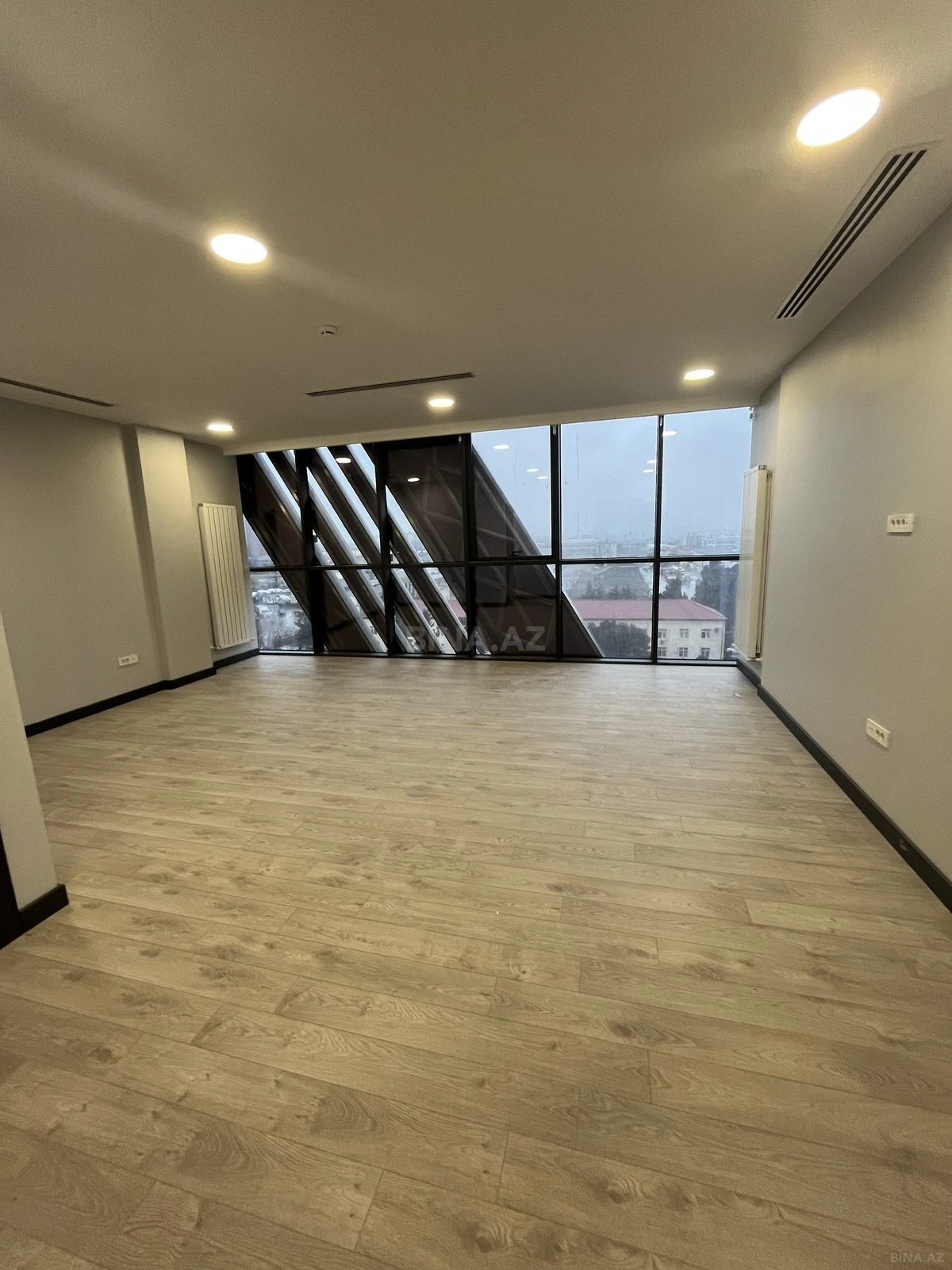 Kirayə verilir 2 otaqlı ofis 146 m²
