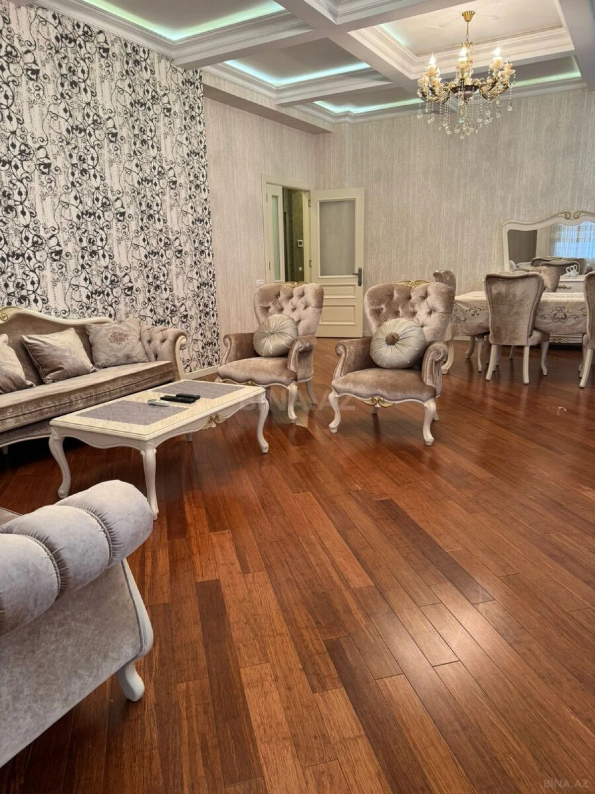 Kirayə verilir 4 otaqlı mənzil 180 m²