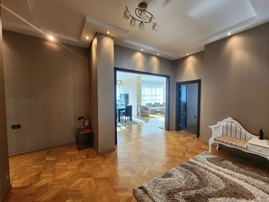 Kirayə verilir 3 otaqlı mənzil 152 m²