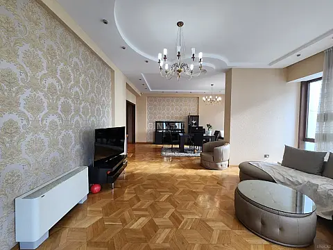 Kirayə verilir 3 otaqlı mənzil 152 m²
