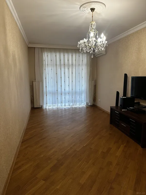 Kirayə verilir 3 otaqlı mənzil 180 m²