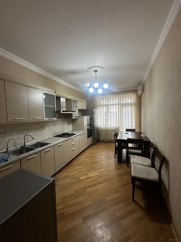 Kirayə verilir 3 otaqlı mənzil 180 m²