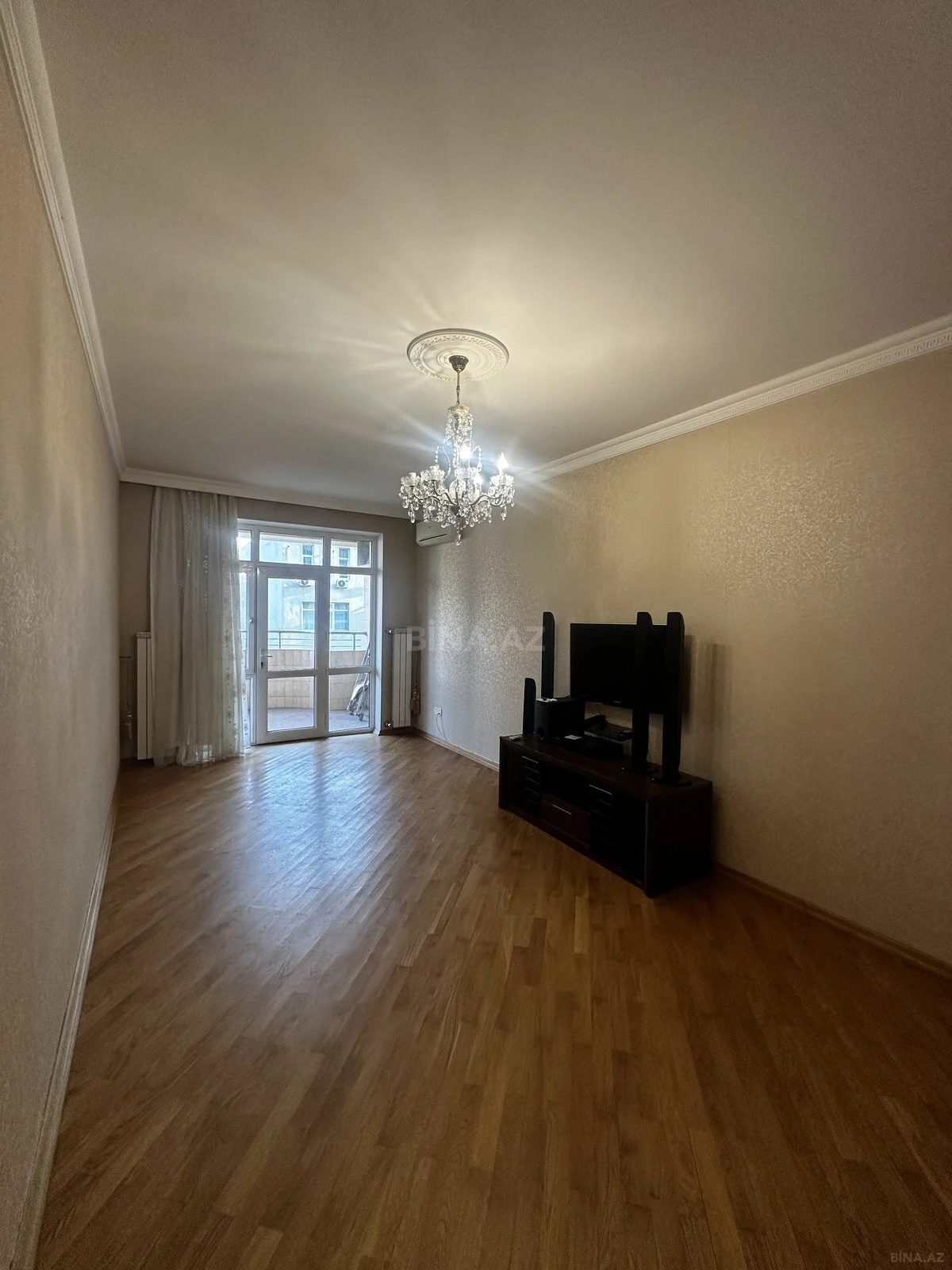 Kirayə verilir 3 otaqlı mənzil 180 m²