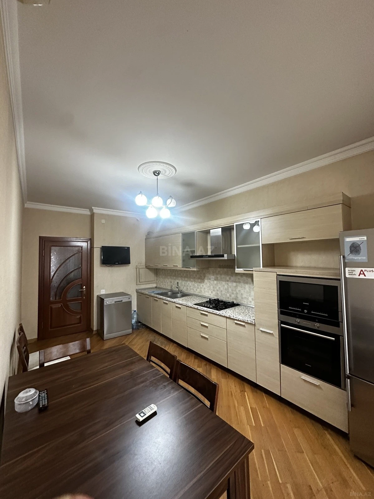 Kirayə verilir 3 otaqlı mənzil 180 m²