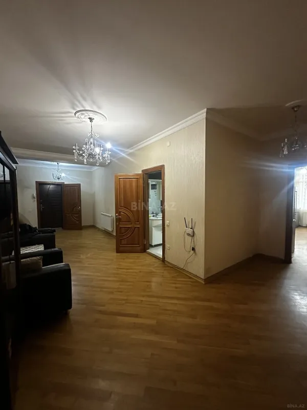 Kirayə verilir 3 otaqlı mənzil 180 m²
