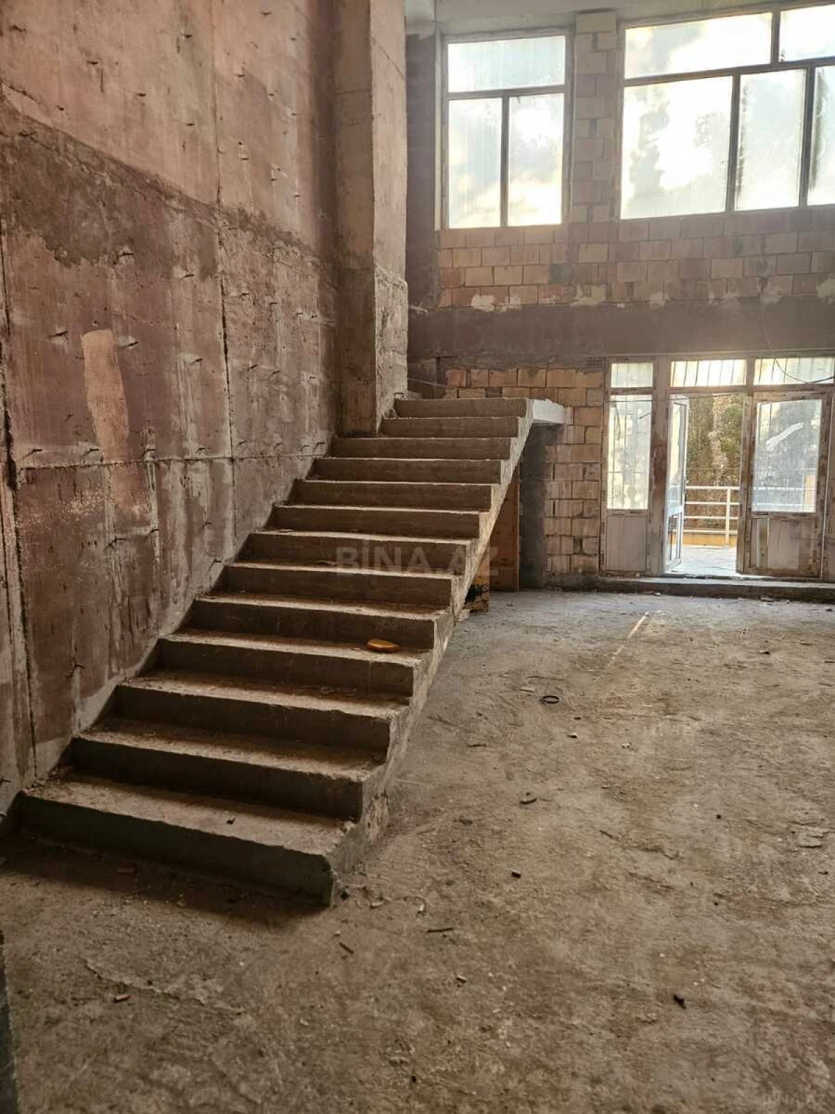 Satılır obyekt 1305.8 m²