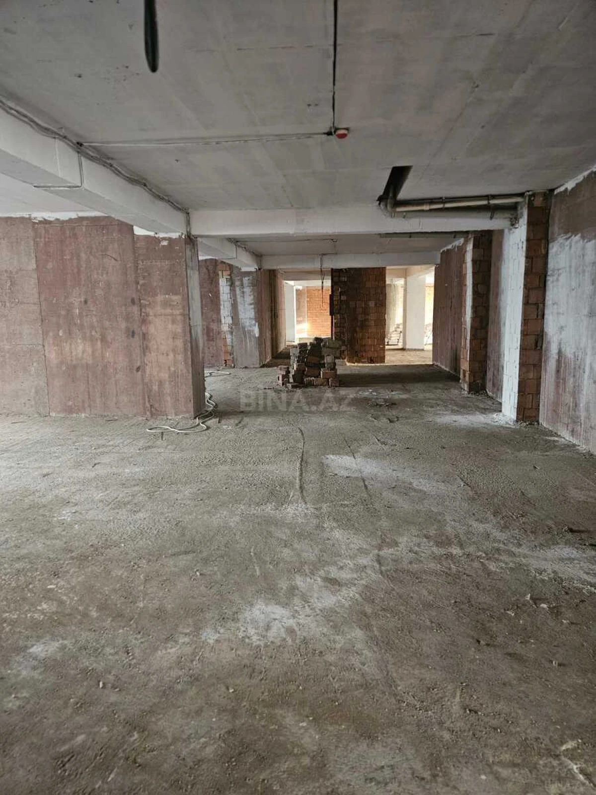 Satılır obyekt 1305.8 m²