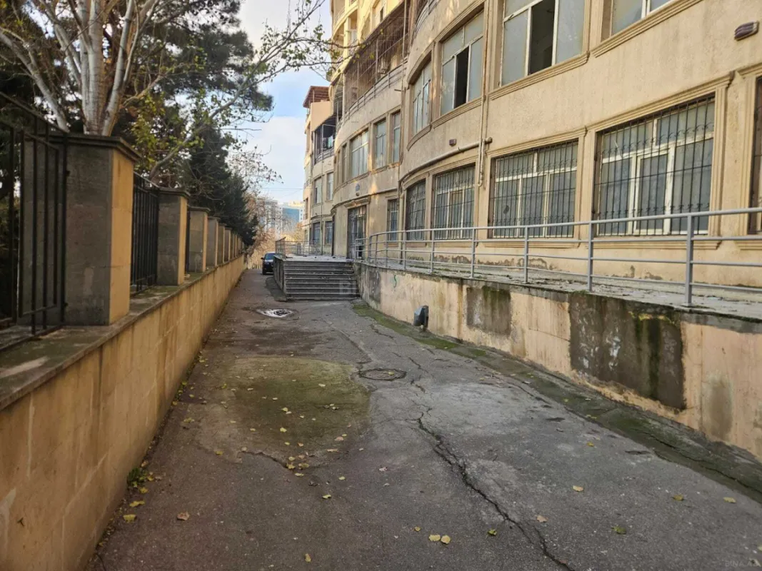 Satılır obyekt 1305.8 m²