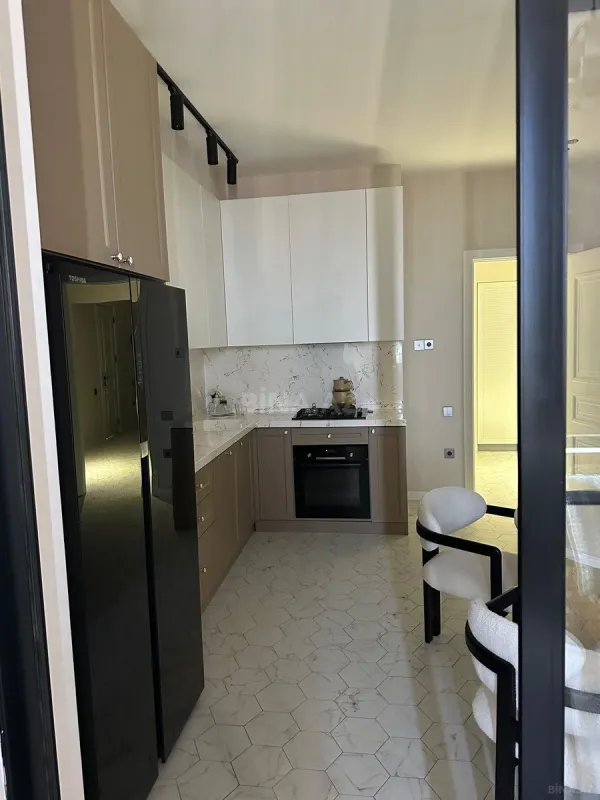 Kirayə verilir 4 otaqlı mənzil 150 m²