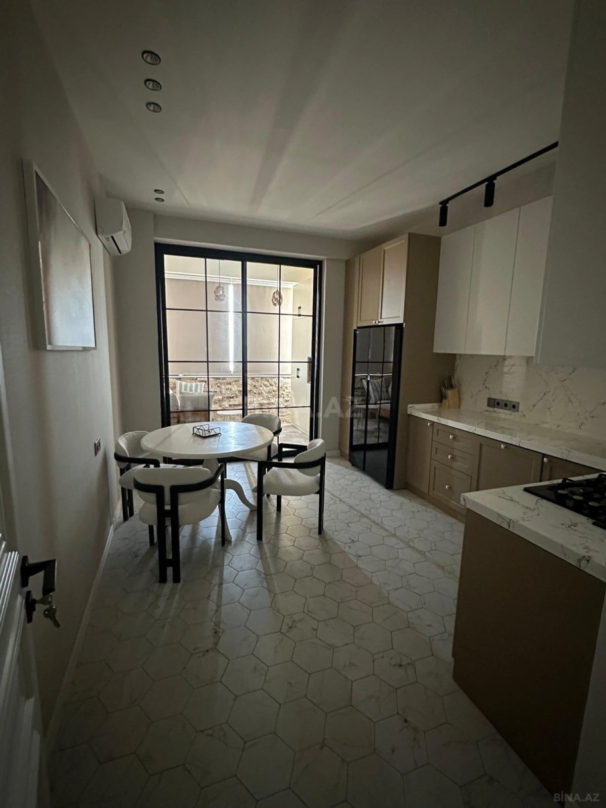 Kirayə verilir 4 otaqlı mənzil 150 m²