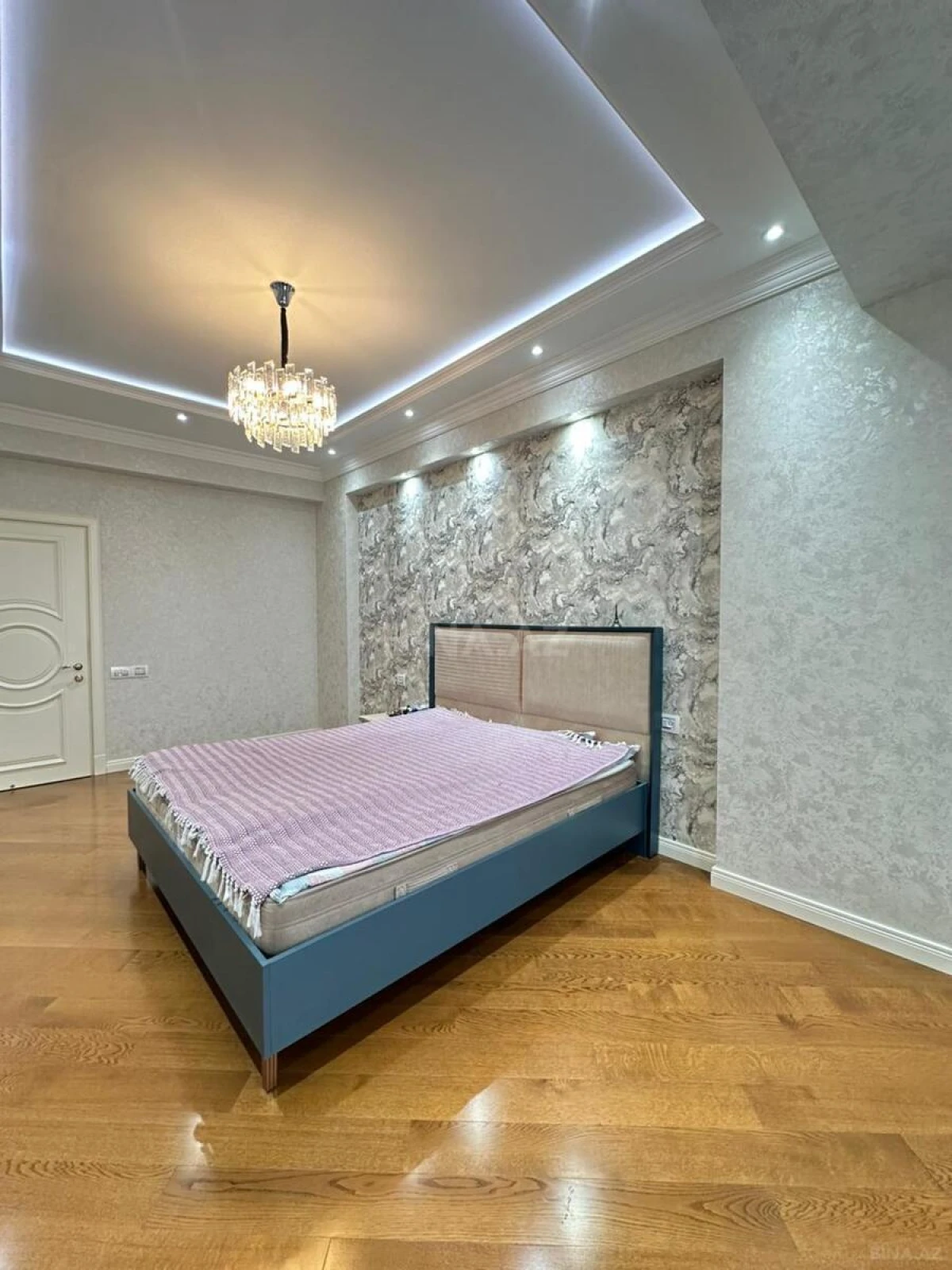 Kirayə verilir 4 otaqlı mənzil 180 m²