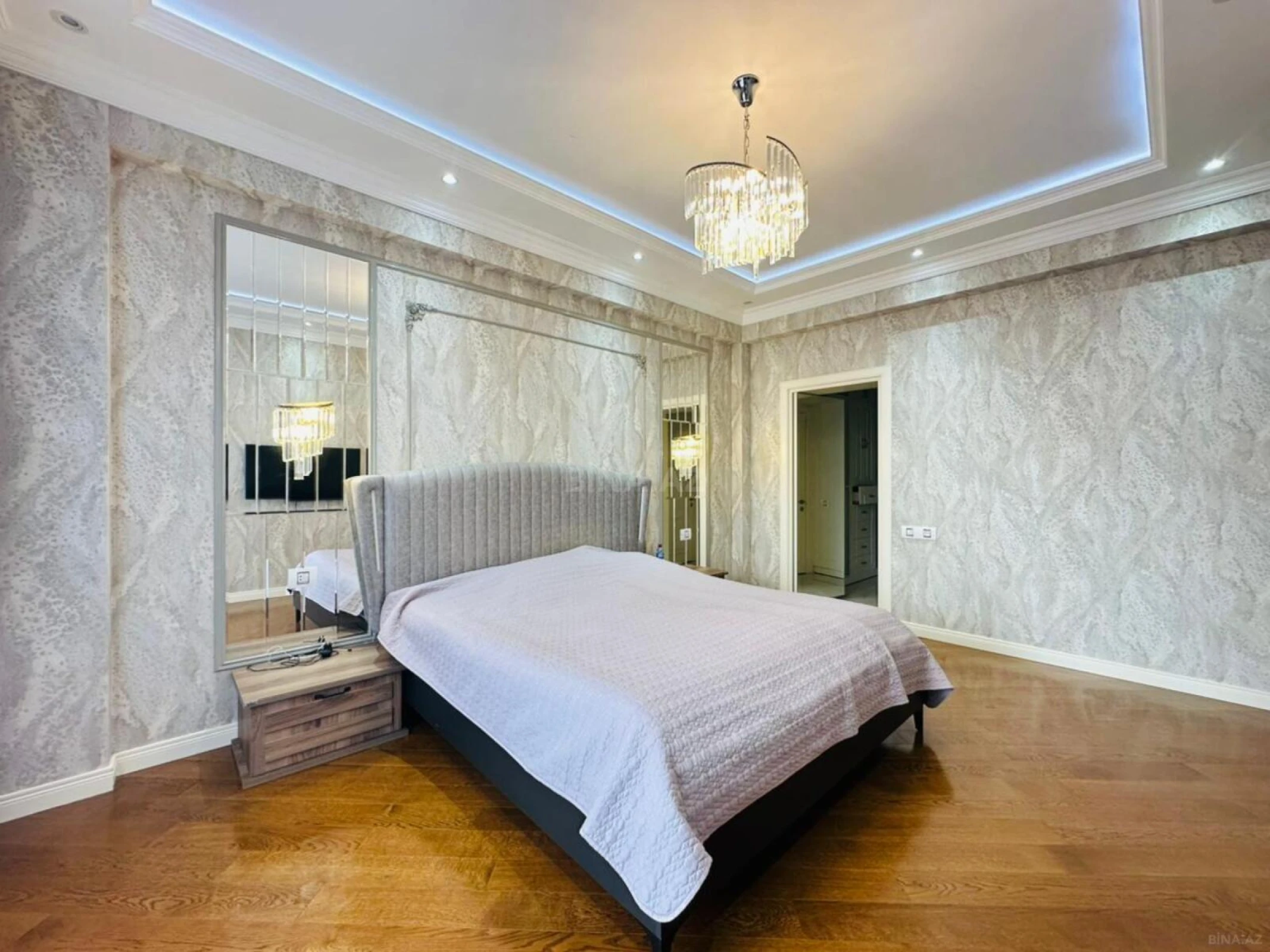 Kirayə verilir 4 otaqlı mənzil 180 m²