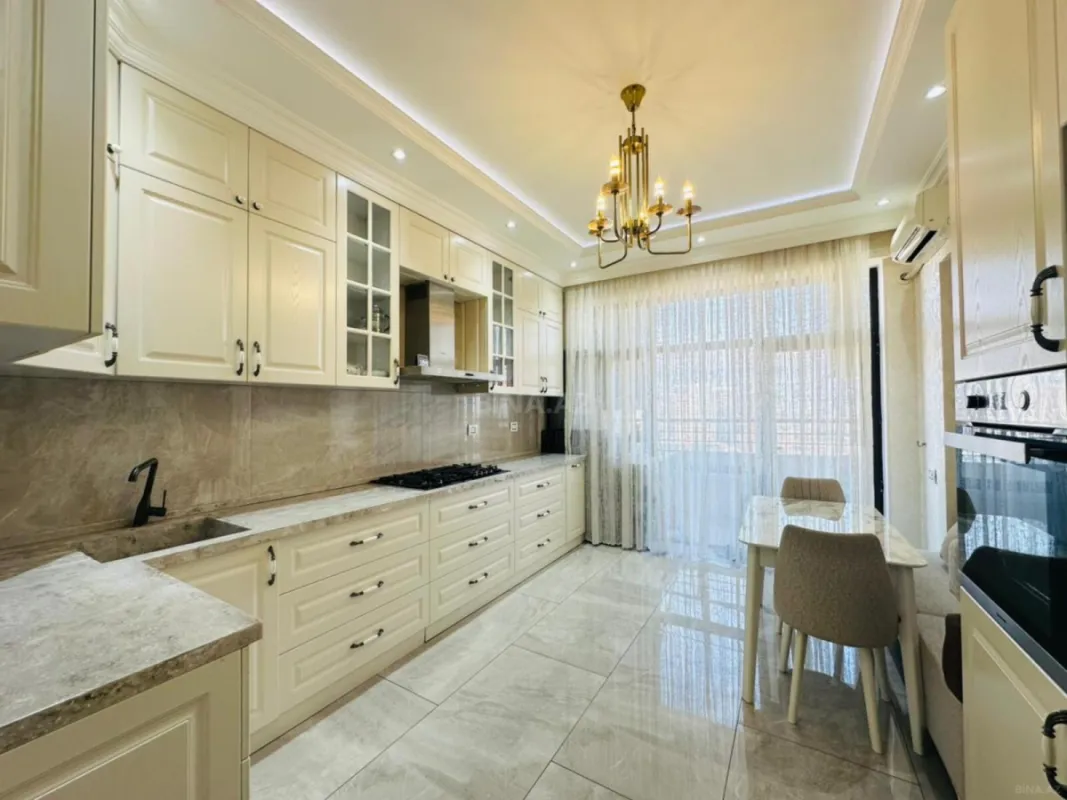 Kirayə verilir 4 otaqlı mənzil 180 m²