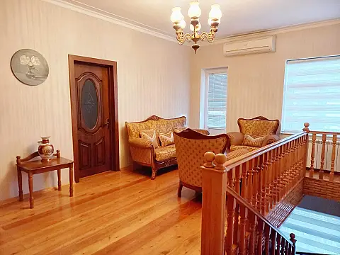 Satılır 7 otaqlı həyət evi 375 m²