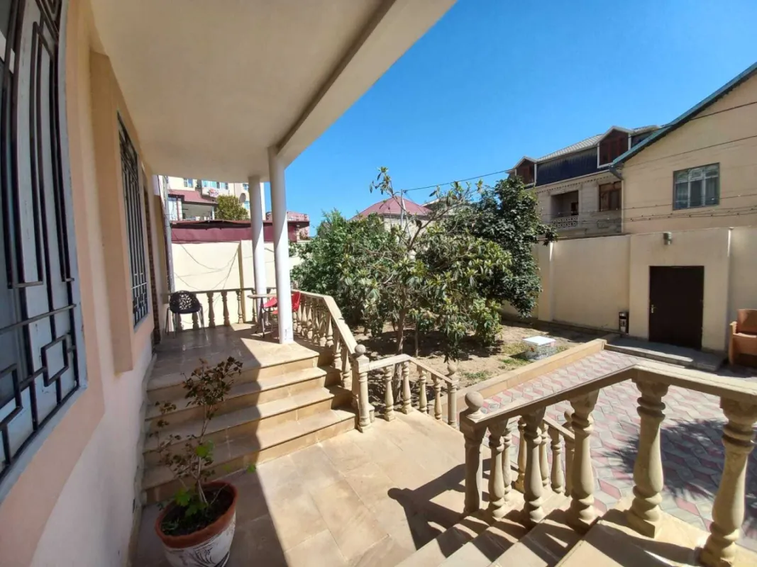 Satılır 7 otaqlı həyət evi 375 m²