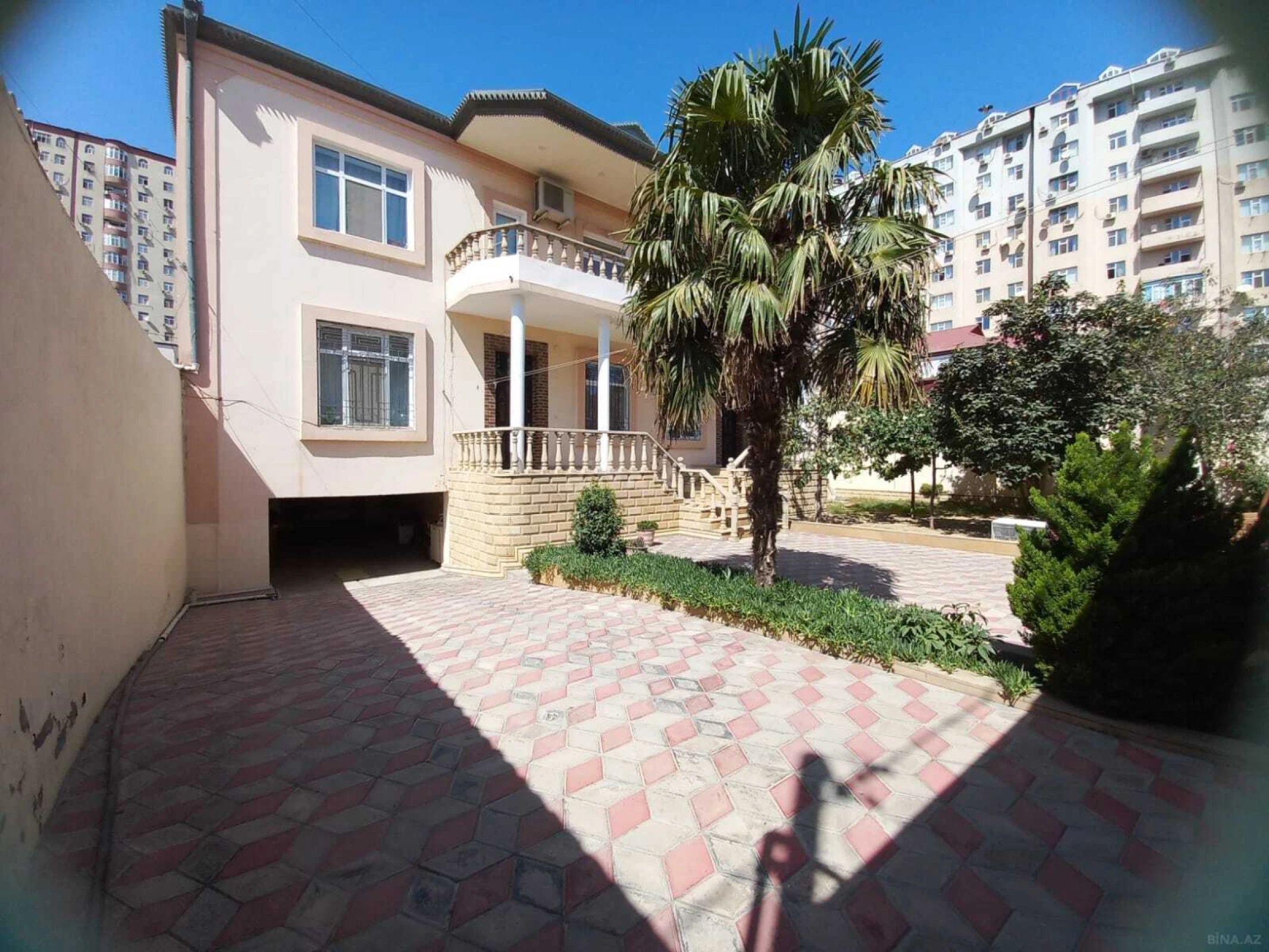 Satılır 7 otaqlı həyət evi 375 m²