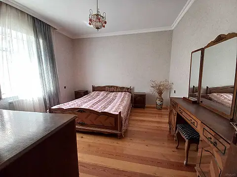 Satılır 7 otaqlı həyət evi 375 m²