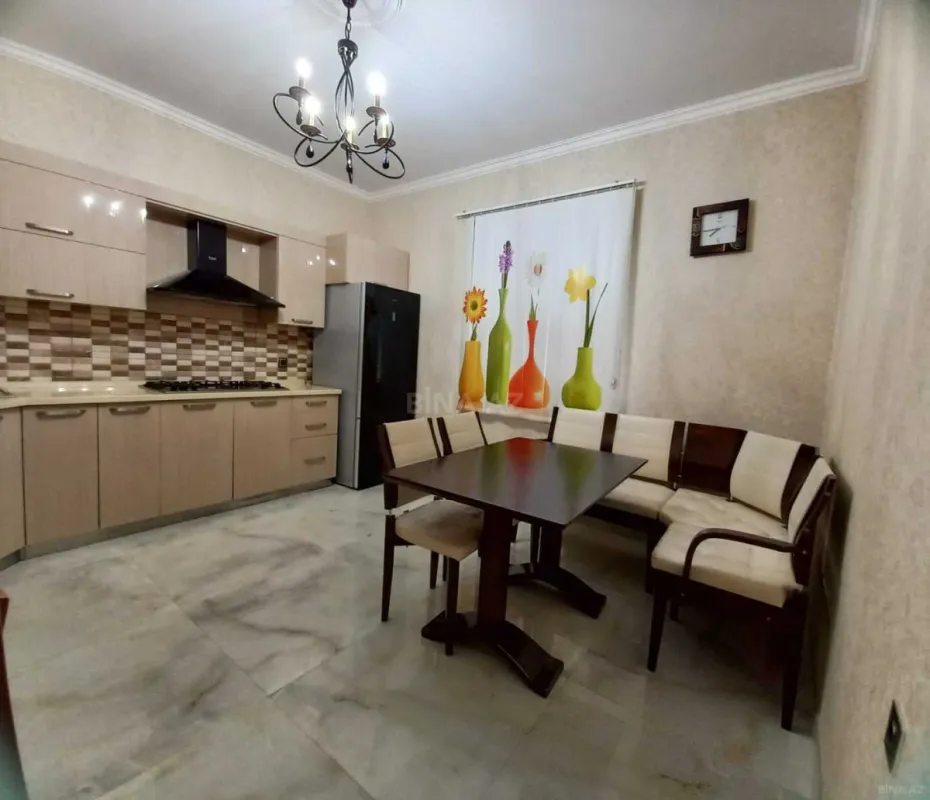 Satılır 7 otaqlı həyət evi 375 m²